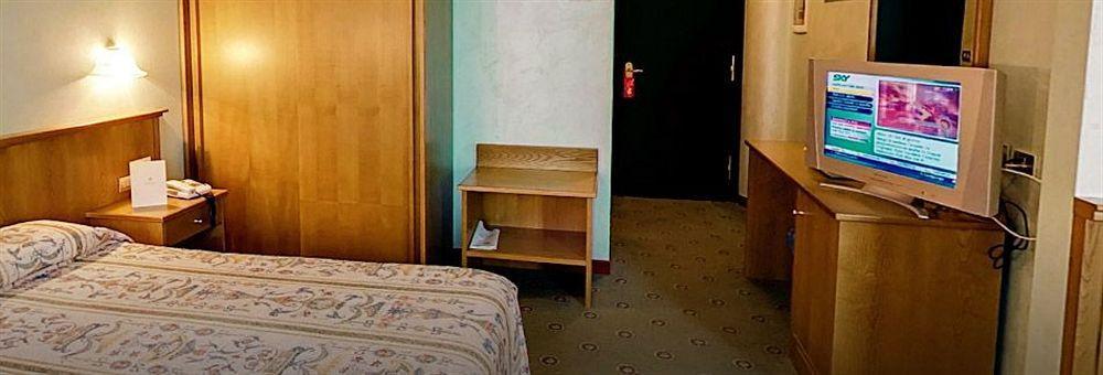 Hotel Santacroce Meeting Сульмона Екстер'єр фото